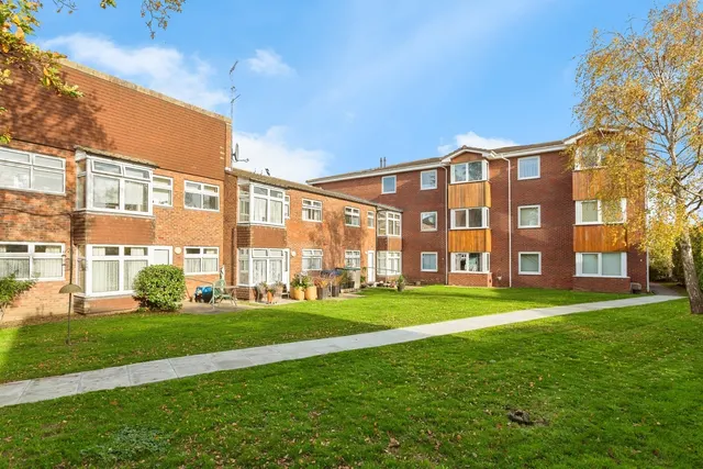 Barnardo Drive, ILFORD, Essex, IG6, photo 1