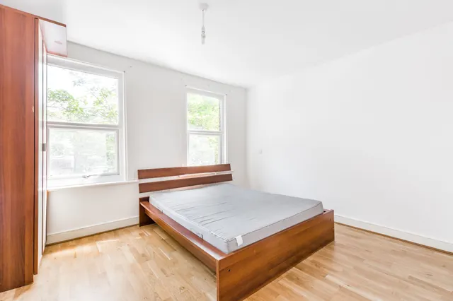 Photo 2 — 128 Holbrook Road, London