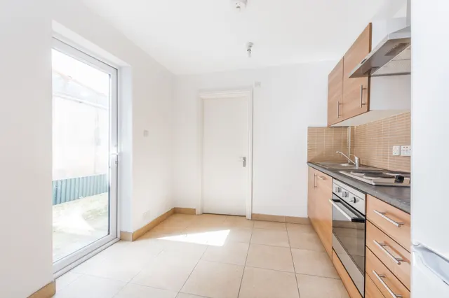 Photo 3 — 128 Holbrook Road, London