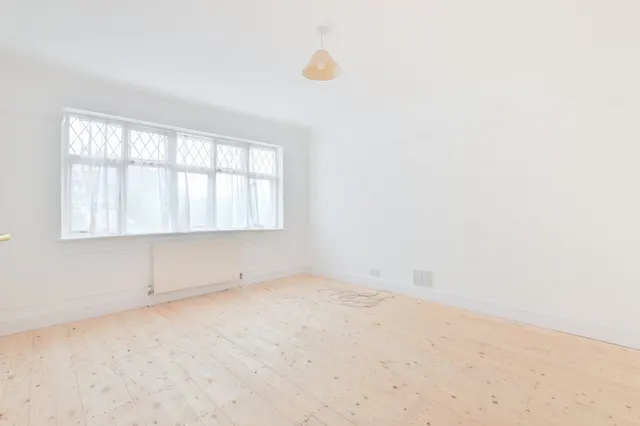 6 Hillside Avenue, Wembley, photo 1