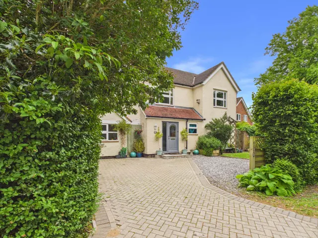 Chalkshire Road, Butlers Cross, photo 1