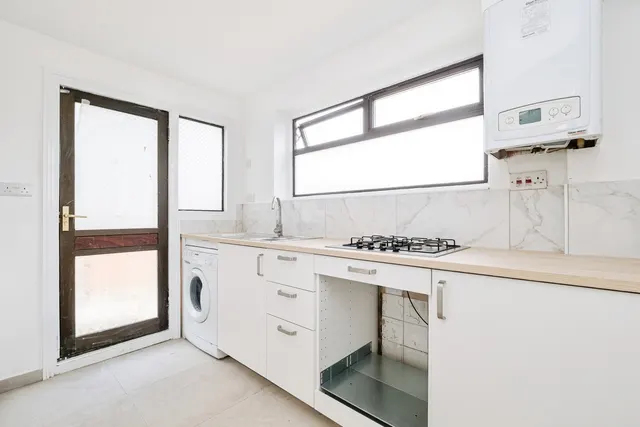 Photo 3 — Suttons Avenue, Hornchurch, Essex, RM12