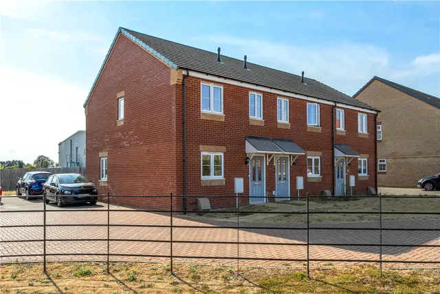 3 bedroom house — Harrier Way, Market Deeping, Peterborough, Lincolnshire, PE6
