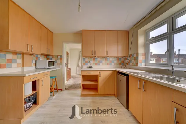 Photo 3 — 21 Milton Close, Redditch
