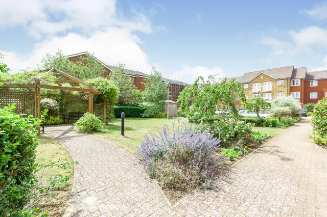Goodes Court, Royston, photo 1