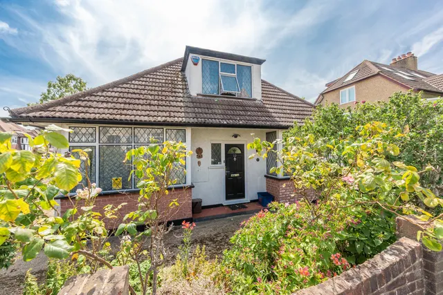 10 Garratt Road, Edgware, photo 1