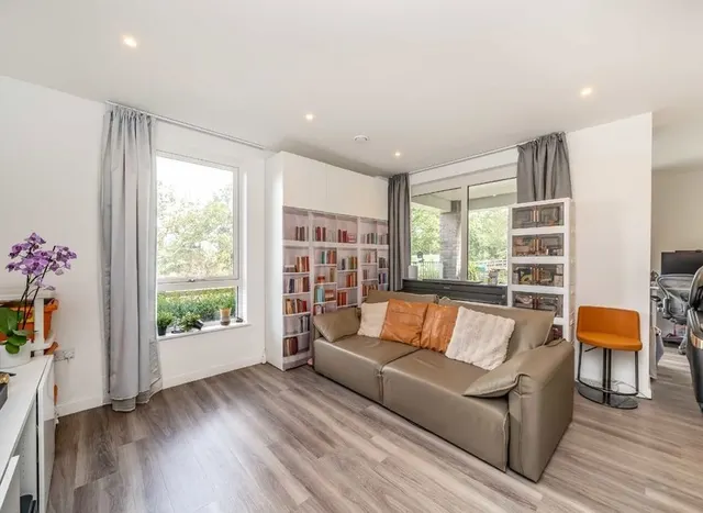 Cornforth Lane, Mill Hill, NW7, photo 2
