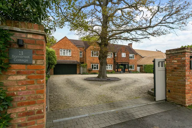Dukes Wood Drive, Gerrards Cross, SL9, photo 1