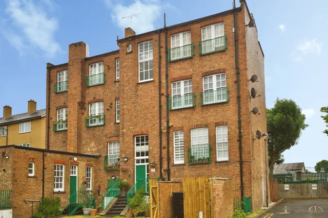 Station House Mews, London, N9, photo 1