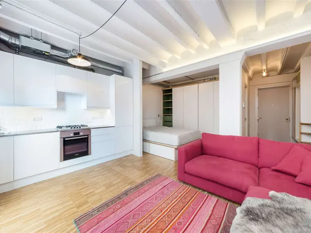 Mapleton Crescent, London, SW18, photo 1