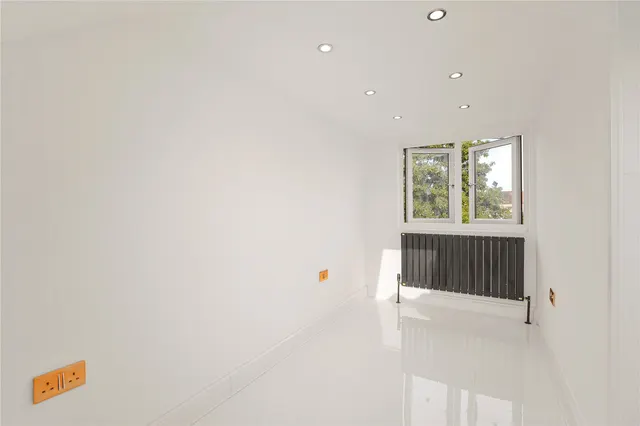 Milton Crescent, Ilford, IG2, photo 3
