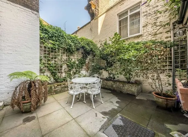 Photo 3 — Queen's Gate Gardens, South Kensington, SW7