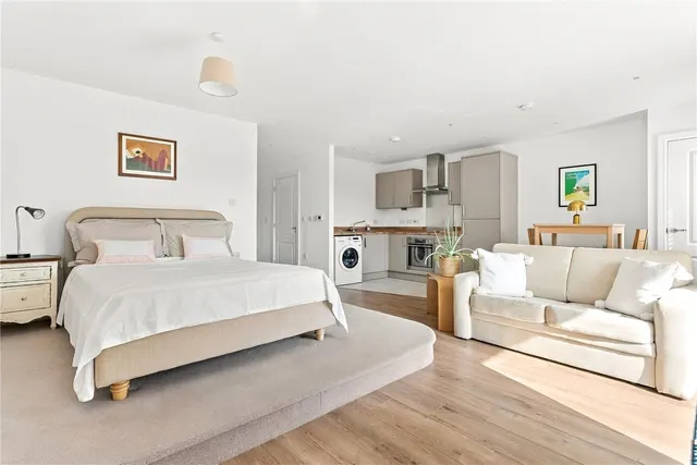 Kingston Road, London, SW20, photo 1