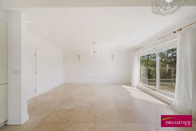 Photo 3 — 3 bed flat to rent The Vale, London NW11 8SG