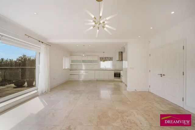 Photo 2 — 3 bed flat to rent The Vale, London NW11 8SG