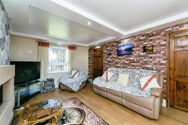 Doncaster Place, East Dene, S65, photo 3