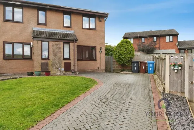 2 bedroom house — Buckinghamshire Park Close, Shaw, Oldham, OL2