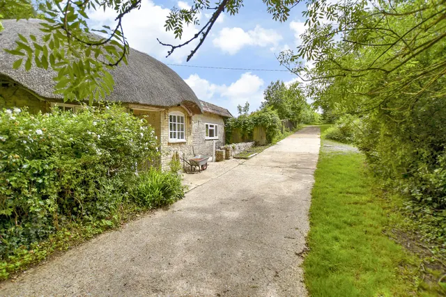 Calbourne, PO30, photo 2