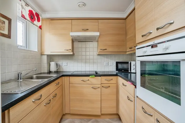 London Road, Cowplain, PO8, photo 2