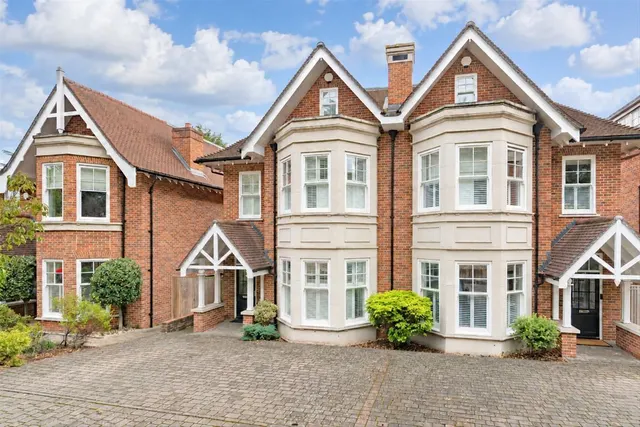 Oatlands Chase, Weybridge, KT13, photo 1