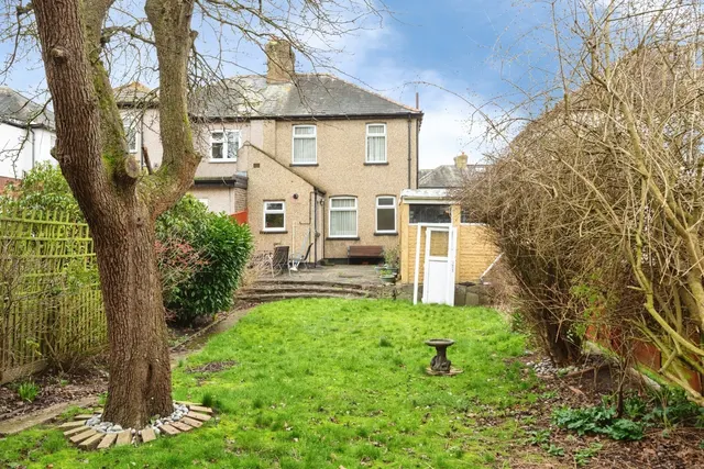 Photo 2 — Argyle Gardens, Upminster, RM14