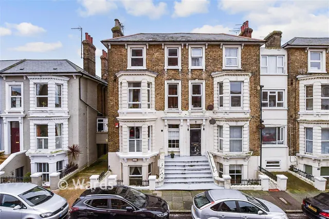 3 bedroom flat, Athelstan Road, Cliftonville, CT9