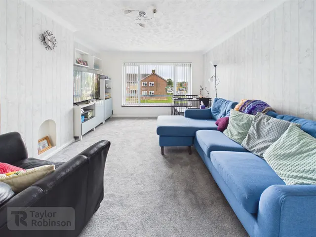 Stagelands, Langley Green, RH11, photo 2