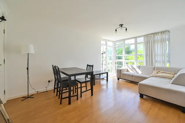 12 Derwent Court, Eleanor Close, London, photo 1