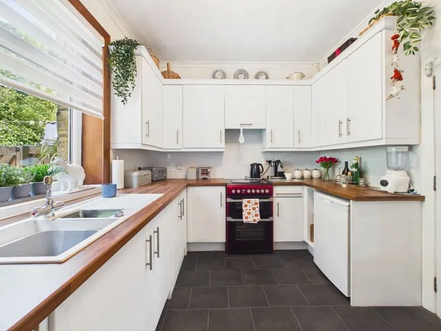 Mossley Road, OL4, photo 3