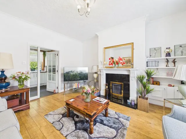 Mossley Road, OL4, photo 2
