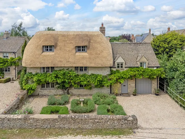 Lancott Lane, Standlake Witney, OX29, photo 1