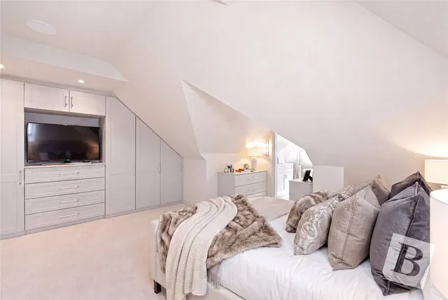 Photo 3 — Harrow Drive, Hornchurch, RM11
