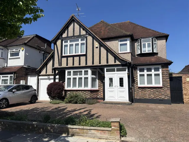 Park Grove, Edgware, photo 1