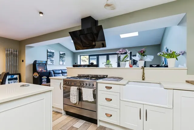 Five Acres, Northgate, RH10, photo 2