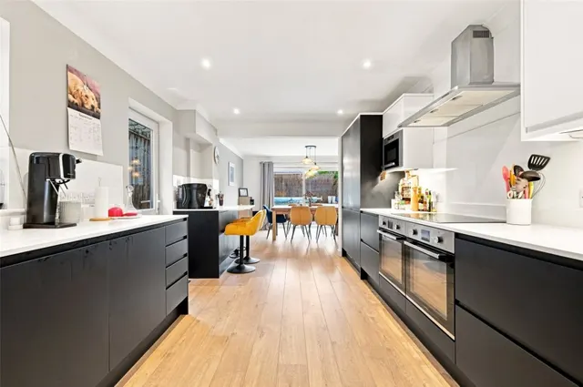 with 5 bedrooms in Saffron Walden, CB11, photo 2