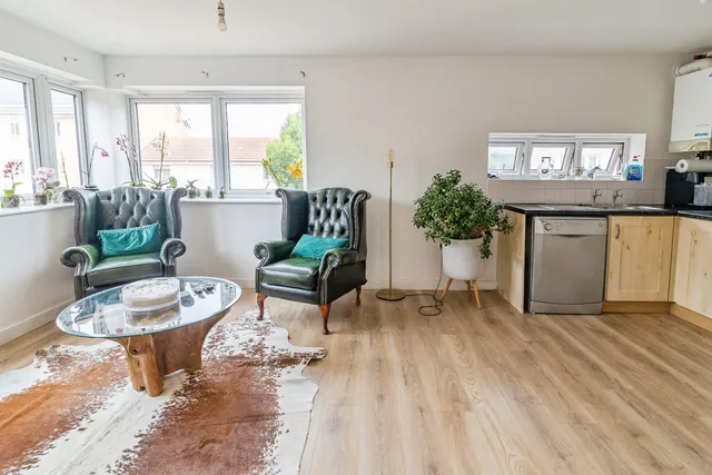Warwick Avenue, Broughton, MK10, photo 3