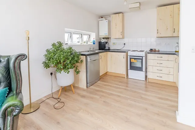 Warwick Avenue, Broughton, MK10, photo 2