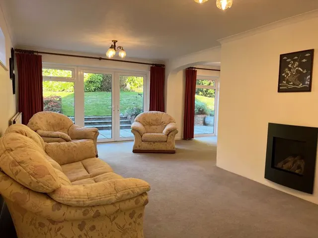 Photo 3 — Beverley Close, Marlow SL7 2RD