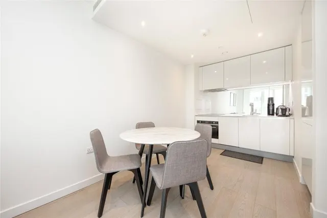 Wandsworth Road, Nine Elms, SW8, photo 3