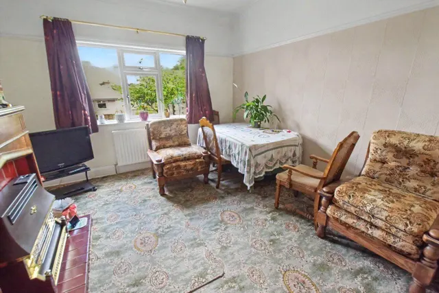 Armley Grange Oval, Leeds, LS12, photo 3