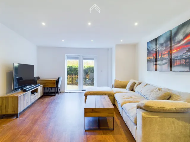 Photo 3 — Royal Court, Stanmore HA7 1FT