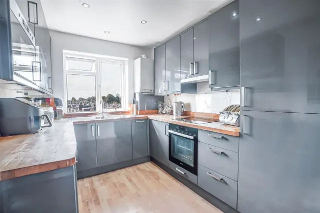 Durham Avenue, Woodford Green, IG8, photo 2