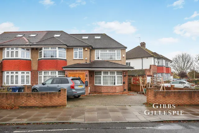 Tangmere Gardens, Northolt Fees Apply, UB5, photo 2
