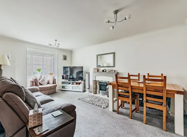 Kingsfield Way, Redhill, photo 1
