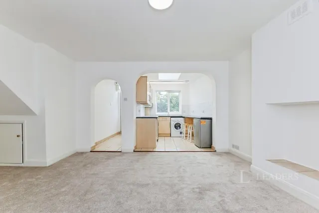Craddocks Parade, Ashtead, KT21, photo 2