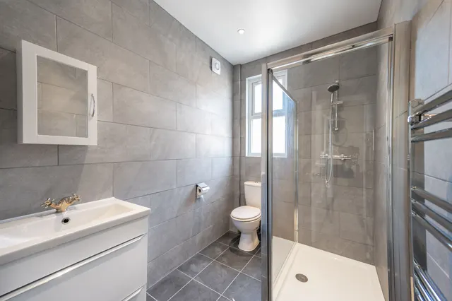 Brentford, TW8, photo 3
