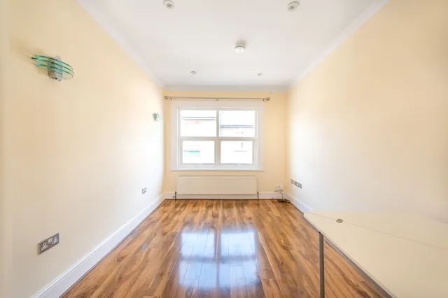 Brentford, TW8, photo 1