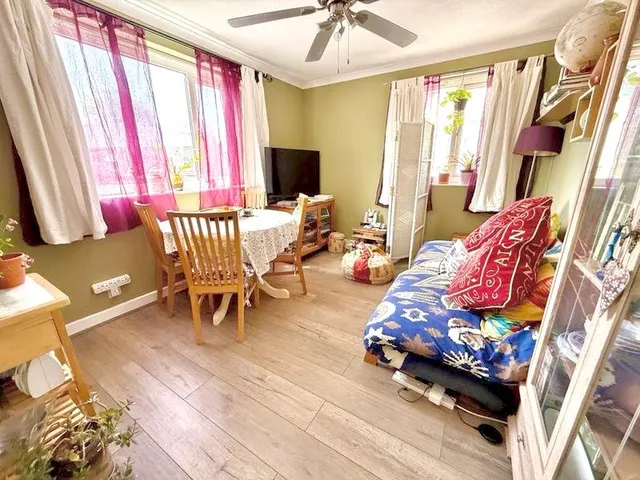 Photo 2 — St. Peters Road, Dunstable LU5 4HY