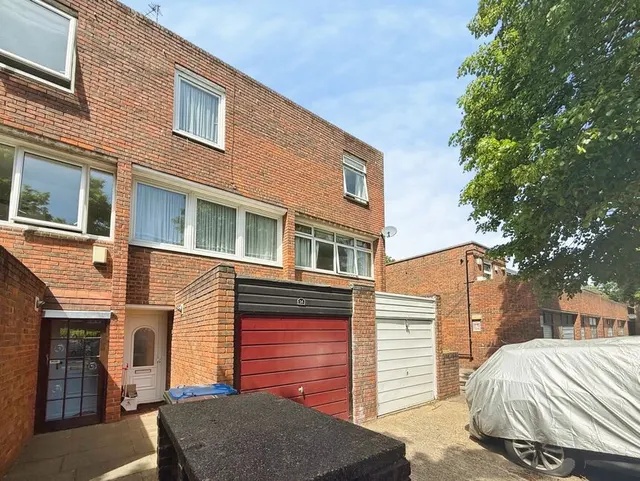 Owen Close, London, SE28, photo 1