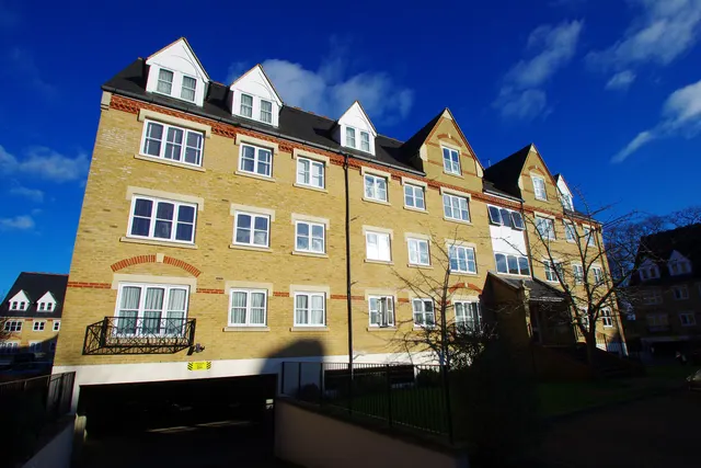 18 Badminton House, Anglian Close, Watford, photo 1